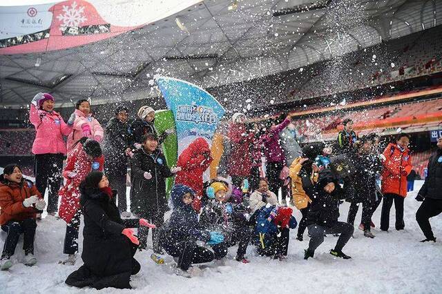 鸟巢欢乐冰雪季全面开放 20余项冰雪项目尽情玩