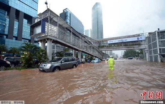 资料图：印尼首都雅加达遭洪水侵袭。