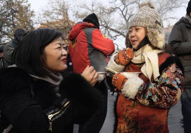 腊八节“粥友”聚在雍和宫，内蒙古7岁女孩坐火车赶来