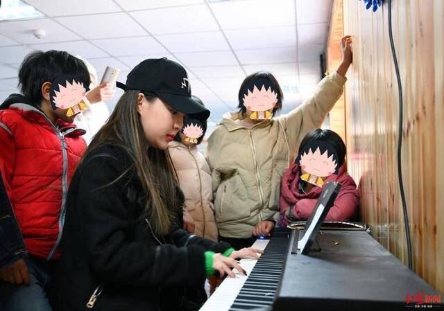 ↑郭美美参与北京一个儿童公益机构活动