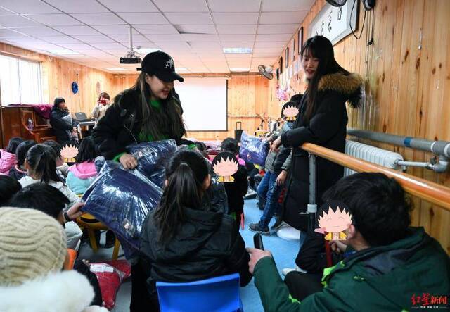 ↑郭美美参与北京一个儿童公益机构活动