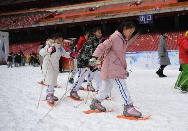 北京三千余名中小学生鸟巢体验冰雪运动乐趣