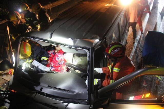 四川内宜高速面包车追尾大货车 致1死2伤