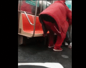 纽约地铁现绑人事件 红衣男抱起熟睡女子就跑