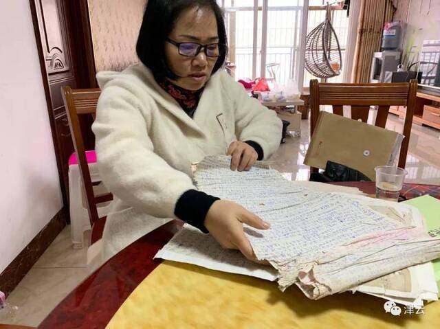 黄庆安翻着哥哥狱中写在卫生纸中的信本文图片均来自“津云”微信公众号