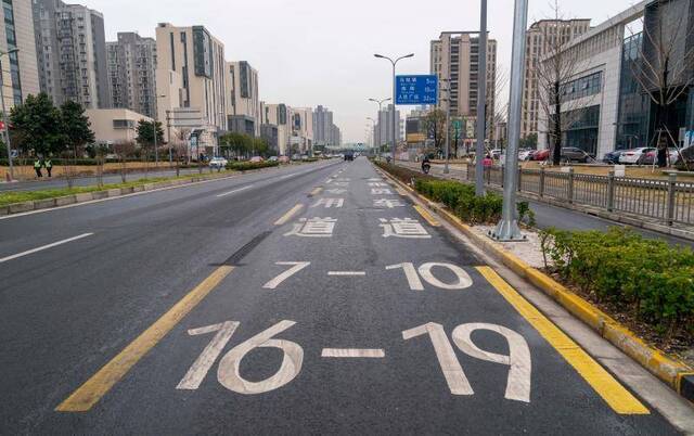 是什么、怎么用？上海首条合乘车道市民知晓率不高，正试点新型电子警察展开执法