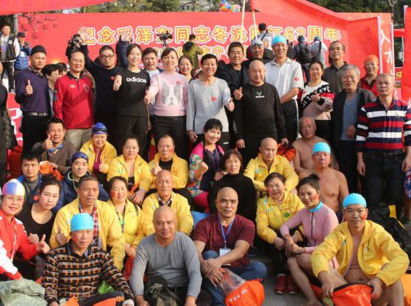 自治区高院组队参加纪念毛泽东同志冬泳62周年活动