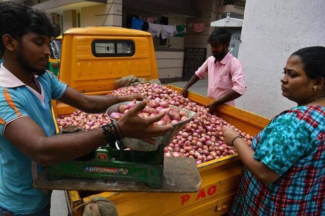 ▲2019年11月29日，在加尔各答，一名卖洋葱的商贩等候顾客。印度中央统计局29日公布的数据显示，印度第三季度经济增速从上个季度的5%降至4.5%，为6年多来最低水平。新华社/法新