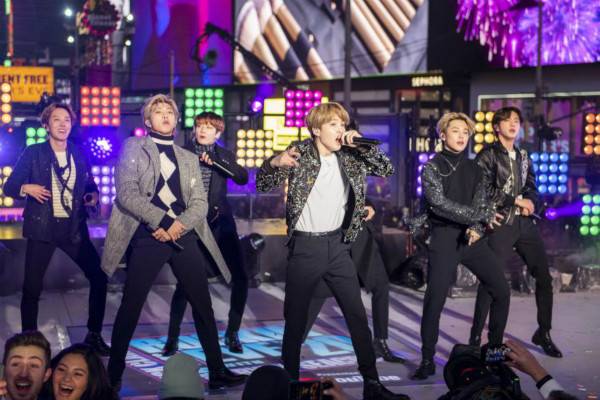 韩国超级乐队BTS在跨年庆典上表演。（图源：美国合众社）