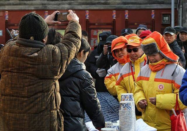 东岳庙施粥500碗 腊八敲响春节开场锣