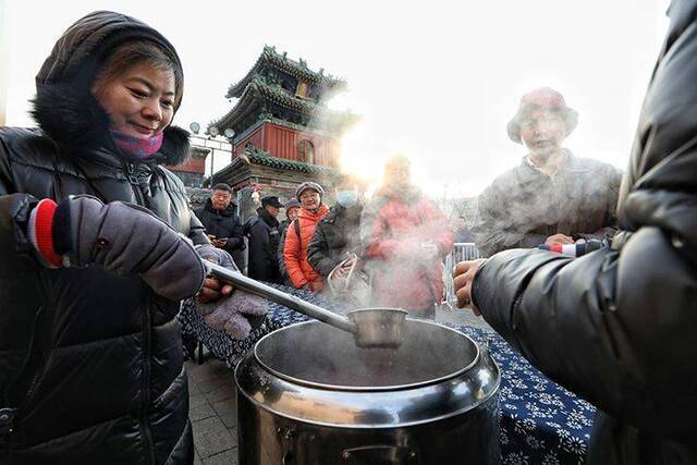 东岳庙施粥500碗 腊八敲响春节开场锣