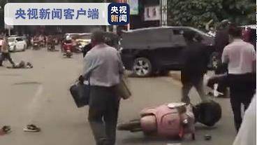 广西崇左一大型客车连撞数车 致1人死亡1人受伤