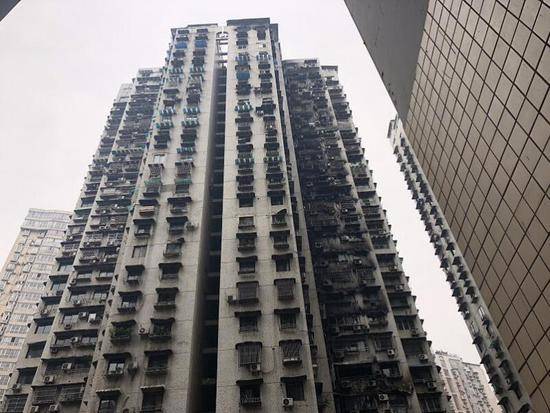 重庆火灾居民楼已被封 当地调查消防通道是否被堵