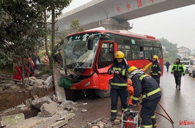 四川自贡客运班车撞上路沿 消防从车上救出10人