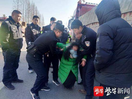 我掩护你快跑 违章货车女车主逃处罚钻车底6小时