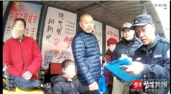 爷爷元旦送娃到幼儿园转身就走 孩子:今天放假啊