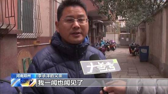 12岁少年闻到楼道异味挨户敲门居民叫他“小英雄”