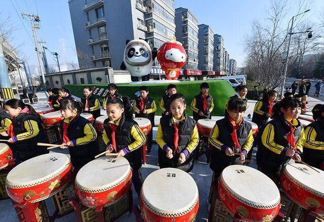 冬奥吉祥物落户冬奥社区 石景山全民冰雪嘉年华开幕