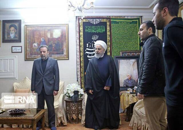 （伊朗总统鲁哈尼4日看望苏莱马尼的家人。图源：PressTV）