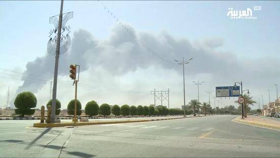 2019年9月，位于沙特布盖格的沙特国家石油公司（阿美石油公司）石油设施当天起火后冒出浓烟。新华社/美联