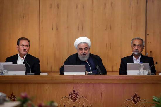 这是伊朗总统鲁哈尼（中）2019年9月18日在德黑兰出席内阁会议的资料照片。（新华社/路透）