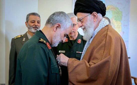 伊朗最高领导人哈梅内伊为苏莱曼尼授勋