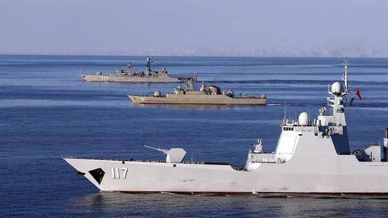 由近到远是中国、伊朗、俄罗斯的军舰，图自伊朗国家通讯社