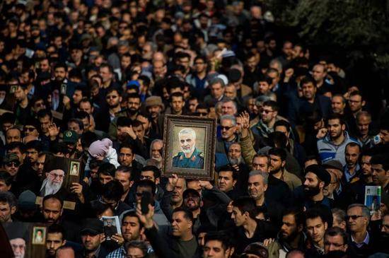 伊朗民众集会悼念苏莱曼尼，图自彭博社