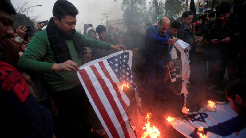 巴基斯坦示威人群焚烧美国及以色列国旗图源：伊朗通讯社