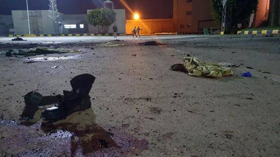 1月4日，在利比亚的黎波里，军事学院遭空袭后衣物散落在空地上。新华社发（哈姆扎·图尔基亚摄）
