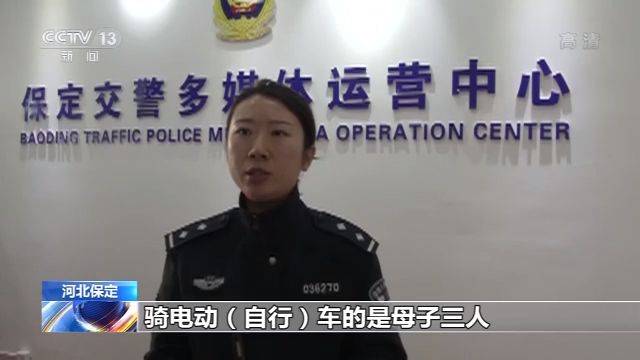 妈妈骑行闯红灯被撞 车上孩子被卷车底