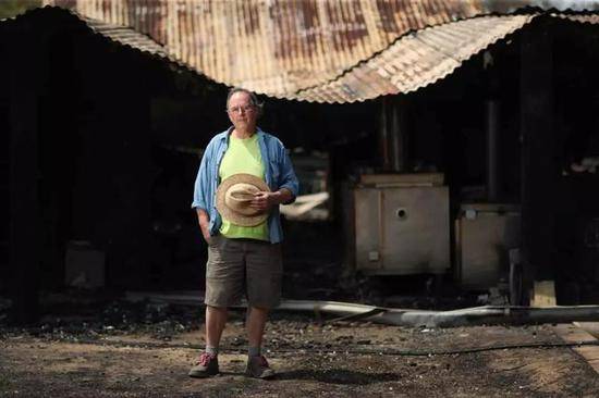 ▲史蒂夫·哈里森位于巴尔莫罗的家被山火烧毁图/Mike Bowers/The Guardian