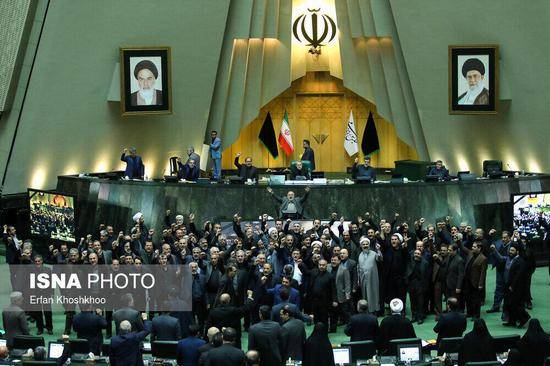 伊朗伊斯兰议会议员高呼反美口号，图源：伊朗ISNA通讯社