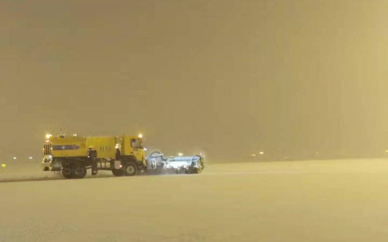 大兴机场迎降雪，已开展除冰除雪。大兴机场供图