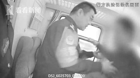 男子猛灌4瓶白酒后要求火车停下 还叫嚣:警察打人