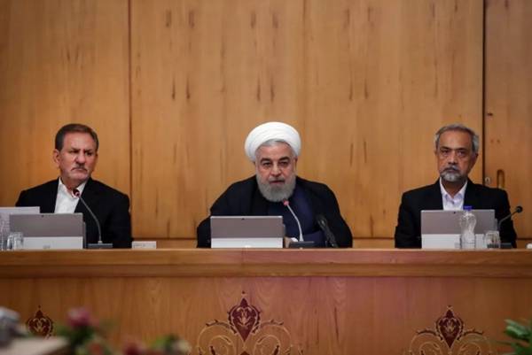 这是伊朗总统鲁哈尼（中）2019年9月18日在德黑兰出席内阁会议的资料照片。（新华社/路透）
