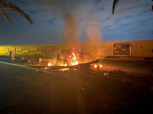 这张从社交媒体获取的照片显示，1月3日，在伊拉克首都巴格达国际机场附近，一处着火点冒出浓烟。新华社/路透