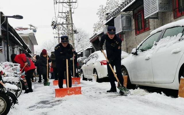 北京城管启动小雪蓝色预警 开展全市扫雪铲冰执法检查