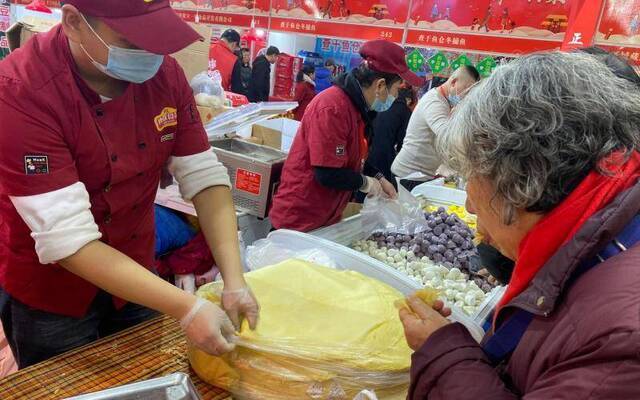 陈醋麻糖火腿葡萄干……你想要的年货这个大集上都有