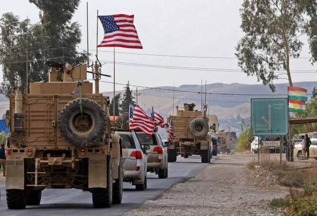 此前从叙利亚北部撤至伊拉克库尔德地区的美军车队图片来源：法新社