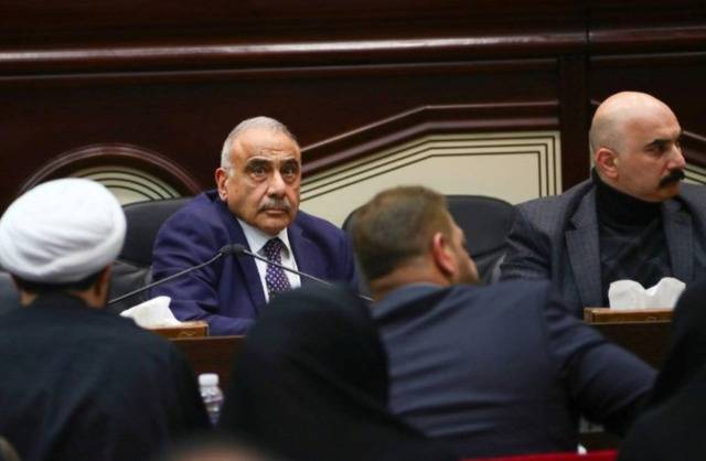 当地时间1月5日，在伊拉克首都巴格达，伊拉克看守政府总理阿卜杜勒-迈赫迪（后排左）出席特别会议（路透社）