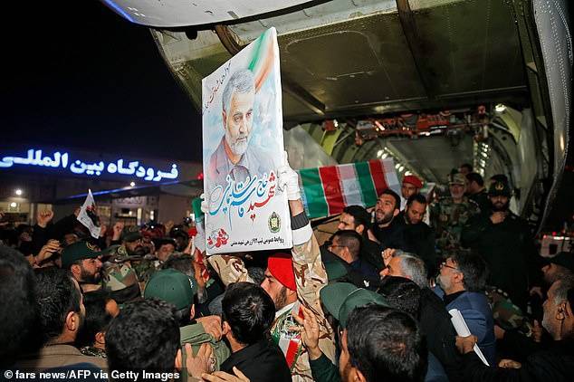 伊朗民众在街头悼念苏莱马尼（图片来源：《每日邮报》）