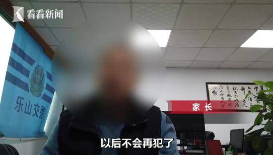 爸爸抱儿子教开车 妈妈发朋友圈：会不会被逮？