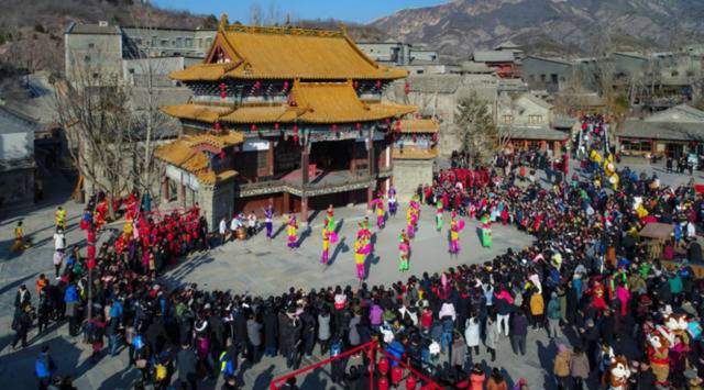 逛庙会、赏花灯、看民间花会，古北水镇长城庙会重拾年味