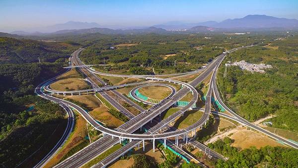 青海首条双向八车道高速公路建成通车