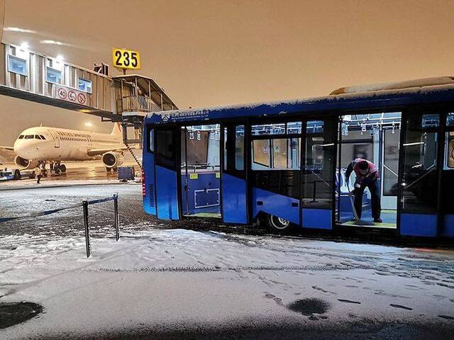 2020初雪（一）机场除雪保出行