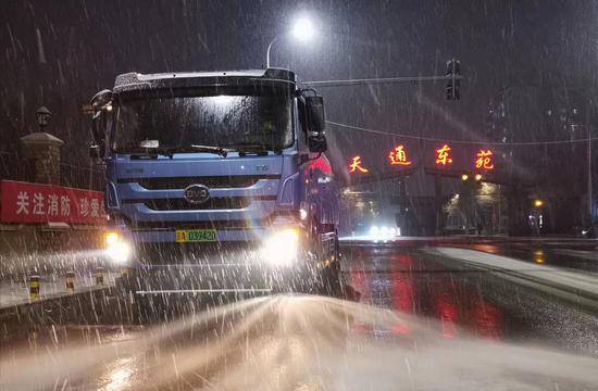北京环卫集团昌平京环公司进行融雪作业。