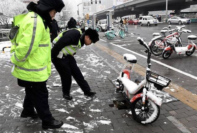 2020初雪（二）扫雪铲冰保畅通