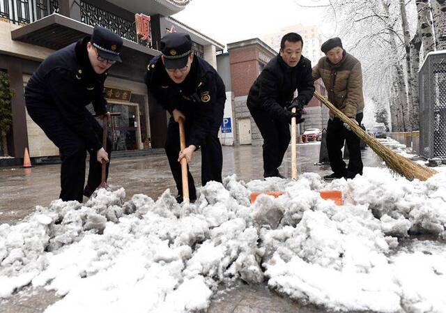 2020初雪（二）扫雪铲冰保畅通