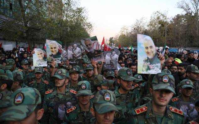 伊朗陆军学员参加苏莱曼尼纪念活动图自美联社